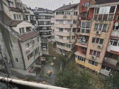 Имоти Варна: Просторен тристаен апартамент в района на Лк Тракия Имоти Варна